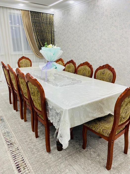 Стол 12 стульясымен сатылады.