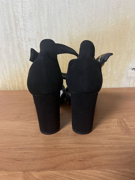 Продам женские туфли