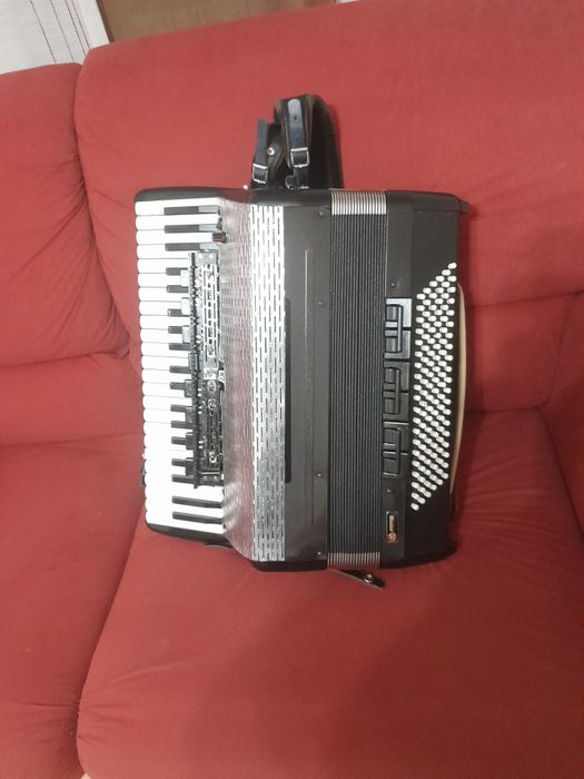 Vând schimb scandalii farfisa