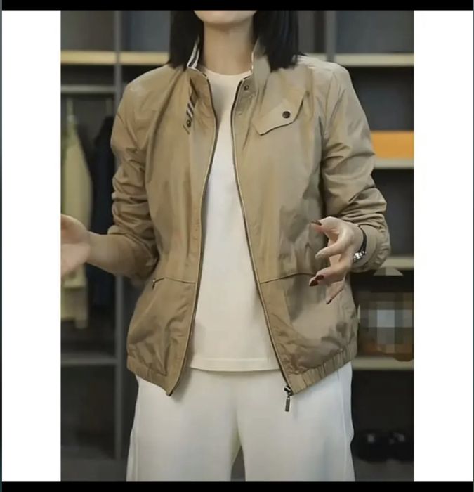 Продам куртку (ветровку) новую