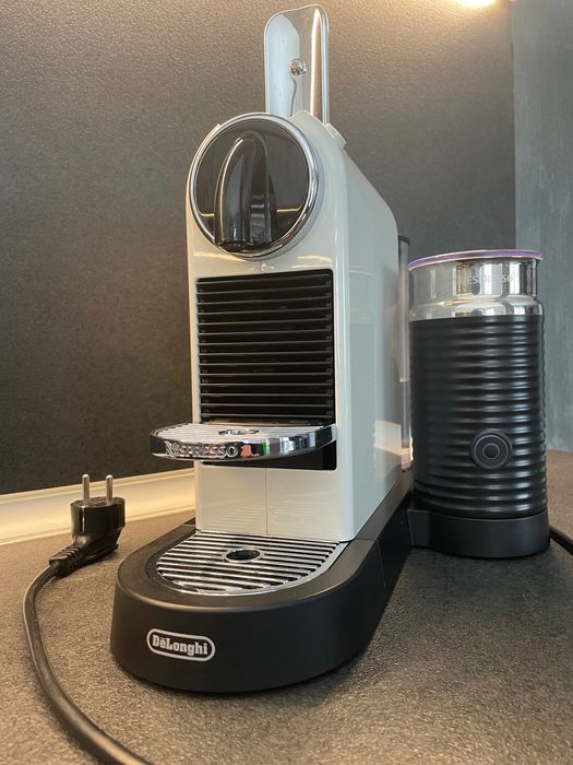 Кафе машина Nespresso Delonghi