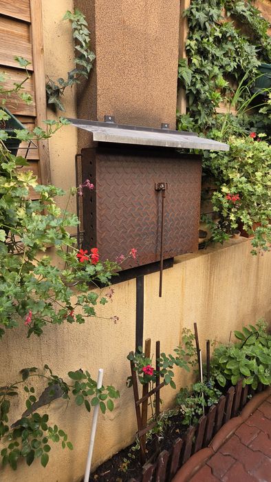 Grătar suspendat ideal pentru economisirea spațiului.