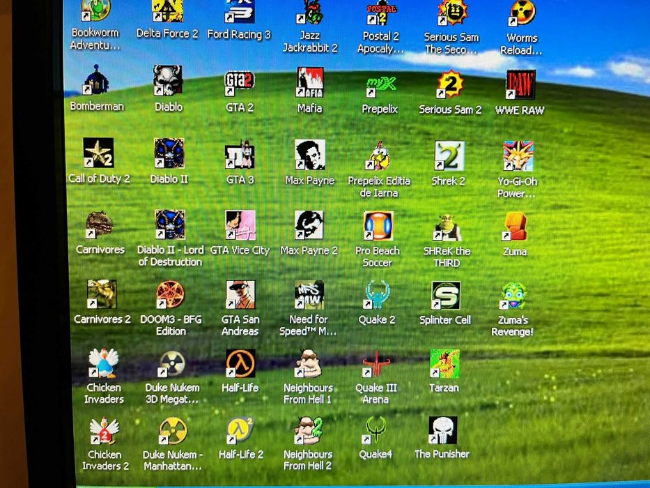 Laptop Retro cu Jocurile Copilariei | 120+ Jocuri | Perfect Functional | Cadoul Ideal Pentru Un Gamer | GTA Vice City, NFS, DOOM, Age of Empires, etc.