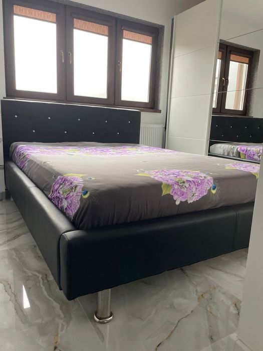 Pat modern pe picioare de inox