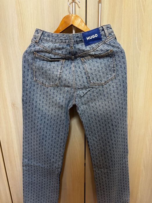 Дънки на ,,Hugo’’.Средна талия.