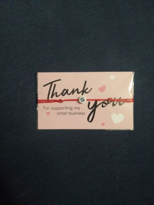 Различни видове гривни, зодии, надписи, букви, сърца, ин и ян и др.