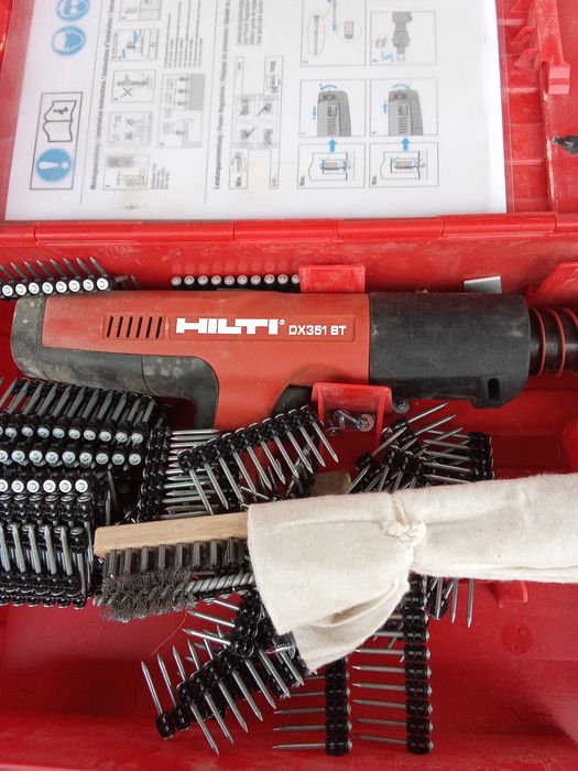 Пистолет на  Хилти за метал ,бетон .С патрони без газ