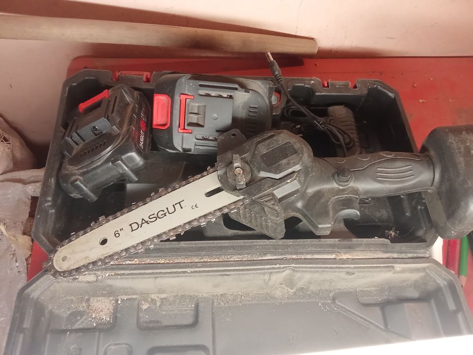 Vând drujba electrica cu 2acumulatori