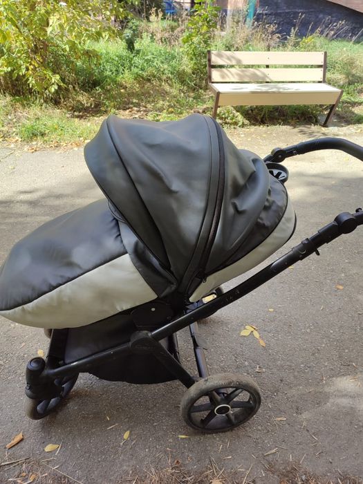 Продам коляску три в одном