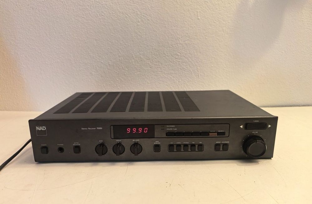 Amplificator NAD 7020i statie