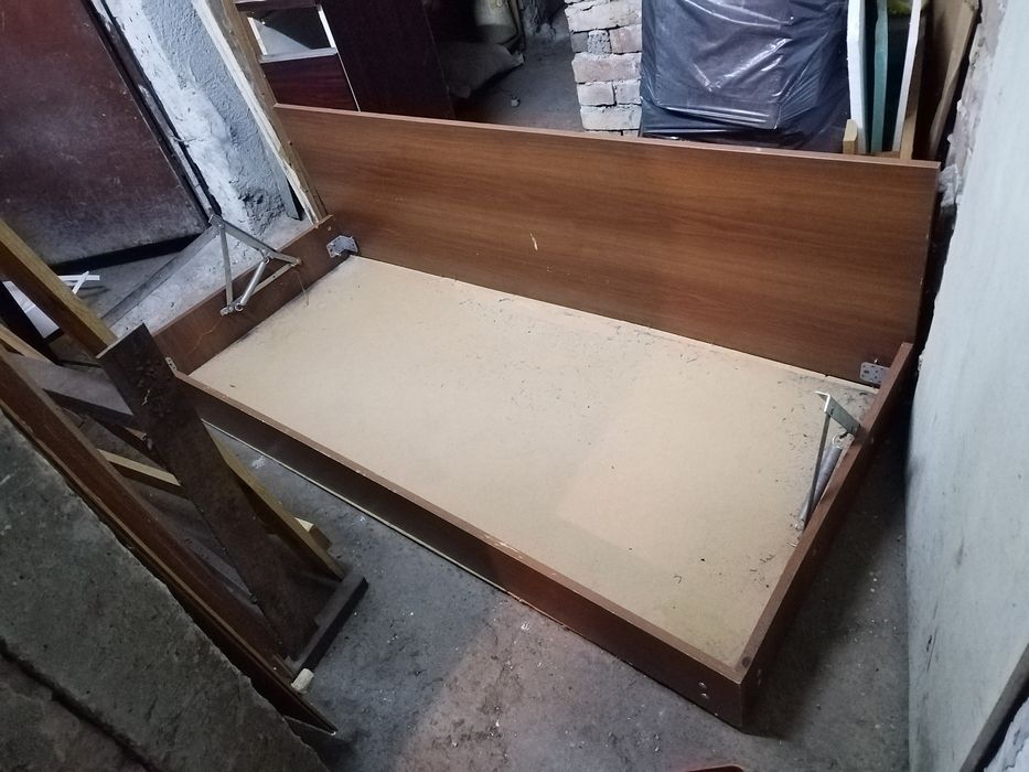 Единично легло с повдигащ мехнизъм