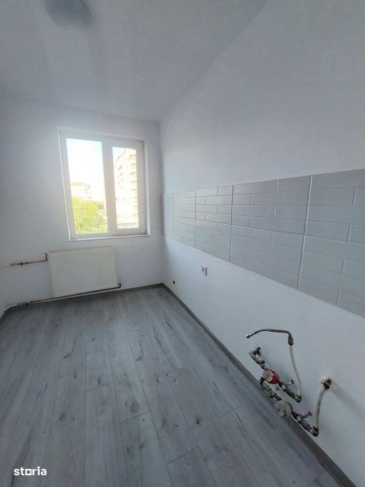 Piața Rogerius- 2 cam renovat, et.2 cu lift