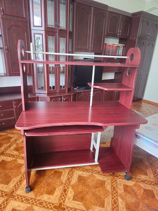 Продам компьютерный стол
