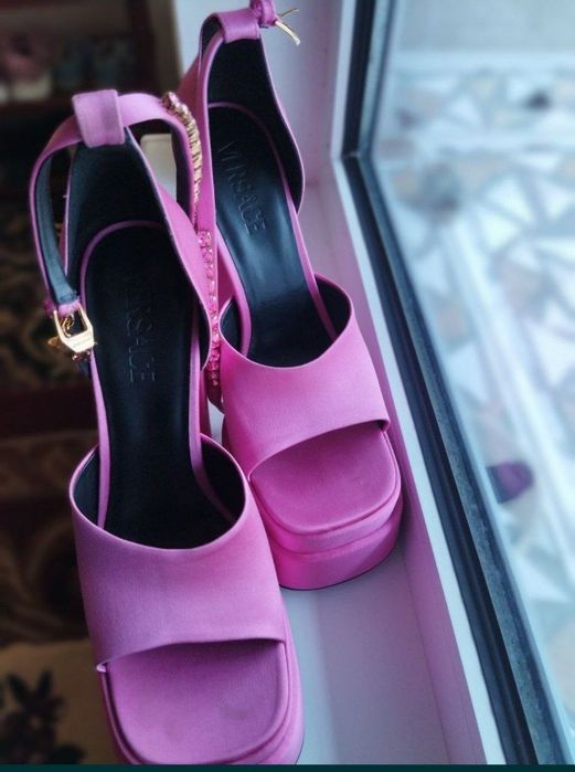 Оригинальные басаножки от бренда Versace