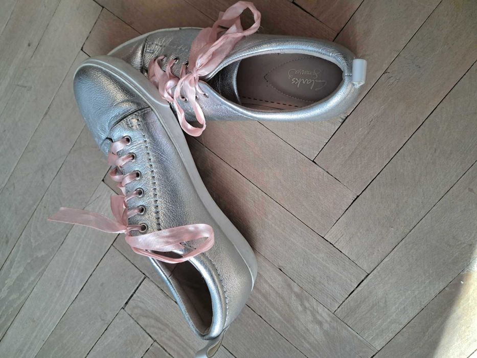 Продавам дамски обувки, тип гуменки!