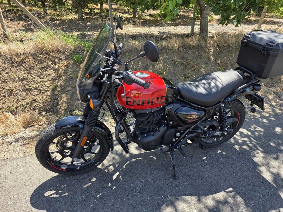 Vând Royal Enfield Hunter 350, model Rebel Red, în stare impecabilă.