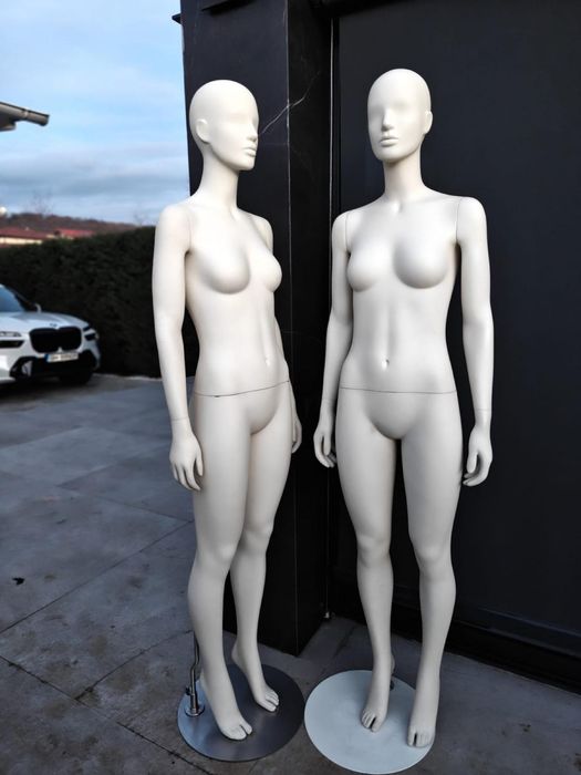 Vand 2 manechine profesionale de femeie