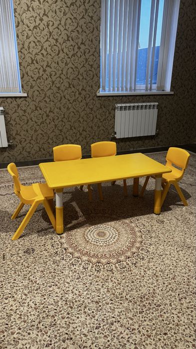 Продам стол и стулья детские