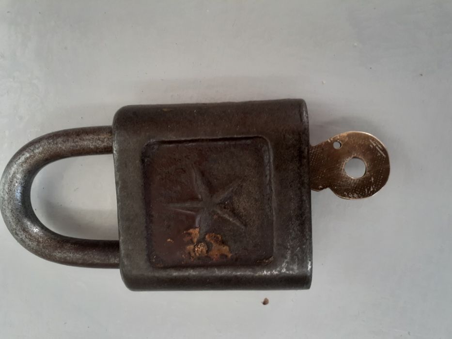 Продаётся антикварный замок