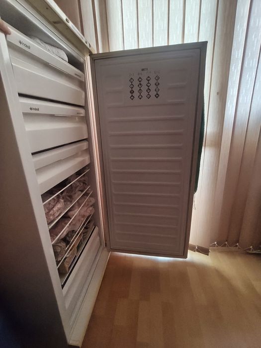 Продавам вертикален фризер Indesit Superfreeze,