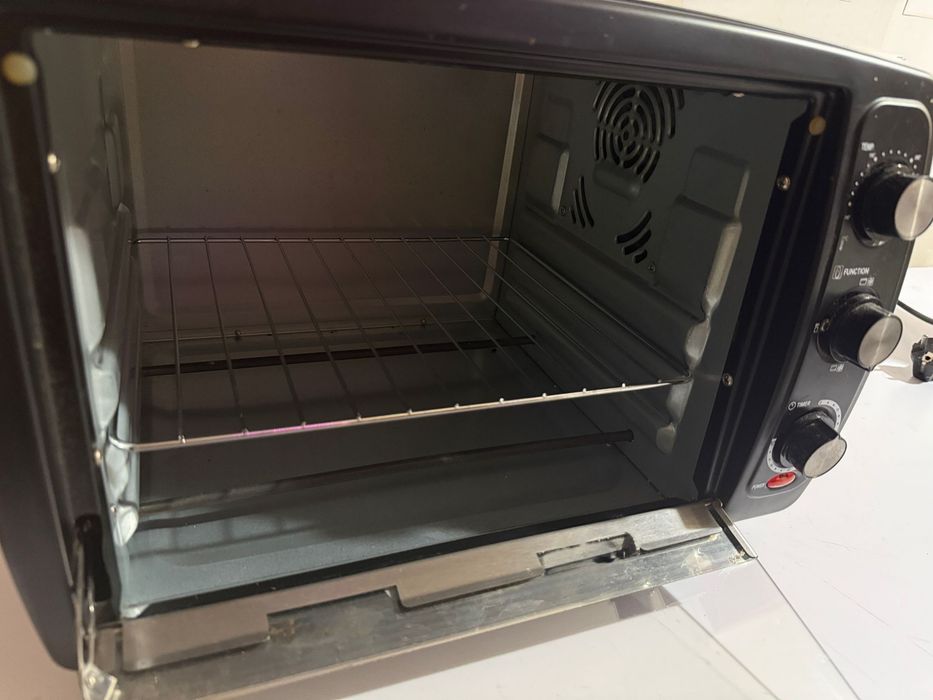 Cuptor electric Myria cu convecție – stare impecabilă, ideal pentru cafenele și acasă