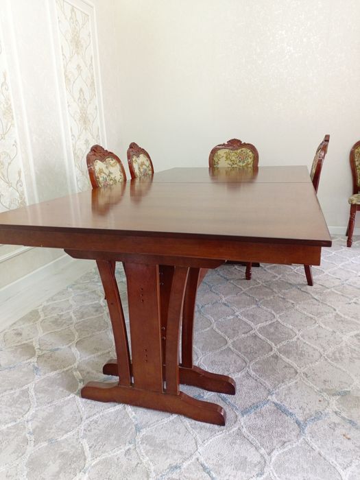 Стол орындықтары мен бірге