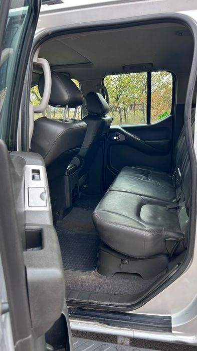 Vând nisan navara D40