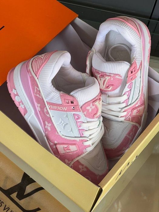 Adidași LV, noi cu eticheta