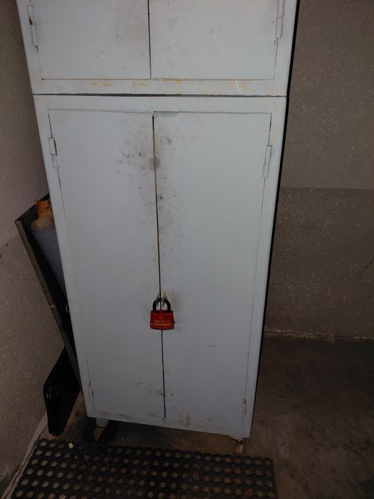 Продам железный шкаф