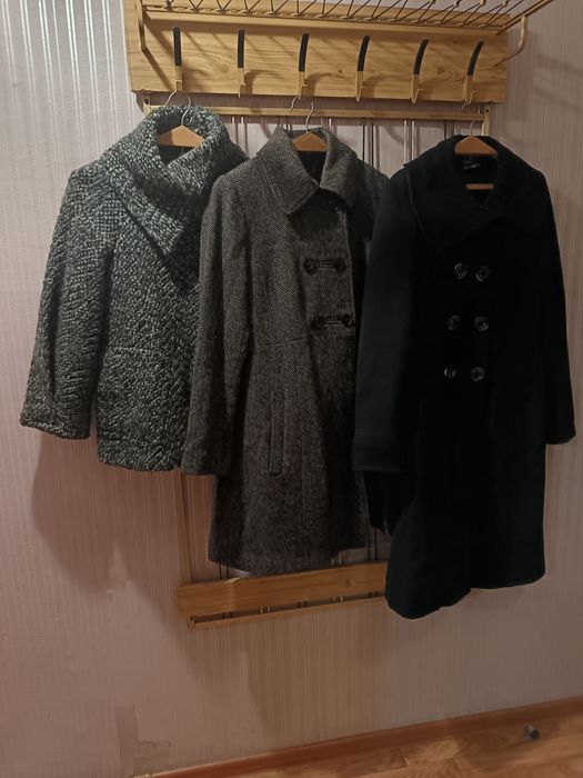 Пальто разные..Шапки.