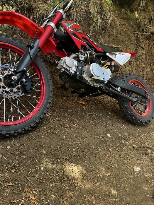 Продавам мотор 125cc пълен крос джанти 16ки за дете от 10 до 11 години