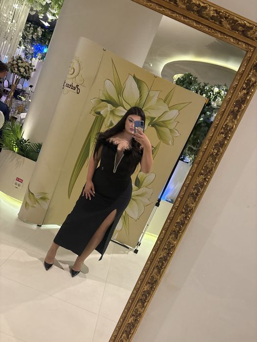 Rochie eleganta neagra cu pene si deschidere pe picior