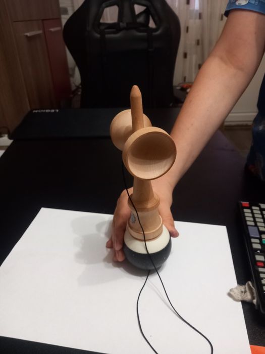 Vând  o kendama  nouă