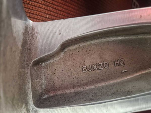 Оригинални джанти за
VW Tuareg lll R20/CR  в топ състояние