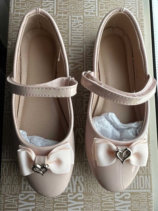 Vând un set de 3 perechi de încălțăminte pentru fetiță mărimea 33: