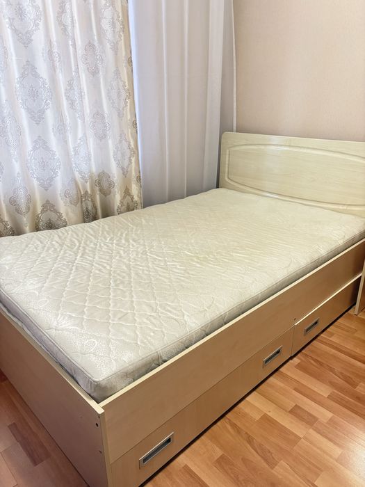 Продам кровать с матрасом