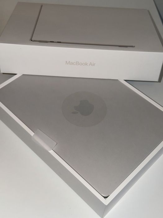 Apple MacBook Air 13” M2, Модел A2681, цвят Starlight.