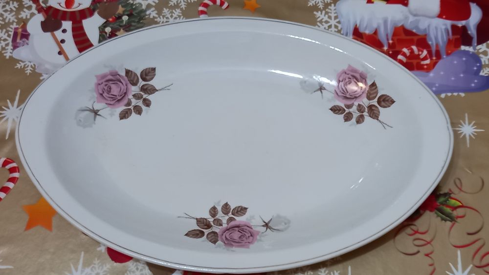 Vand 2 platouri ovale mari din porțelan fin romanesc