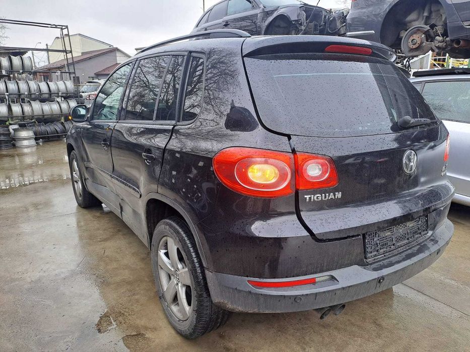 Dezmembrez Volkswagen Tiguan 2.0 TDi an 2008 cod motor CBA