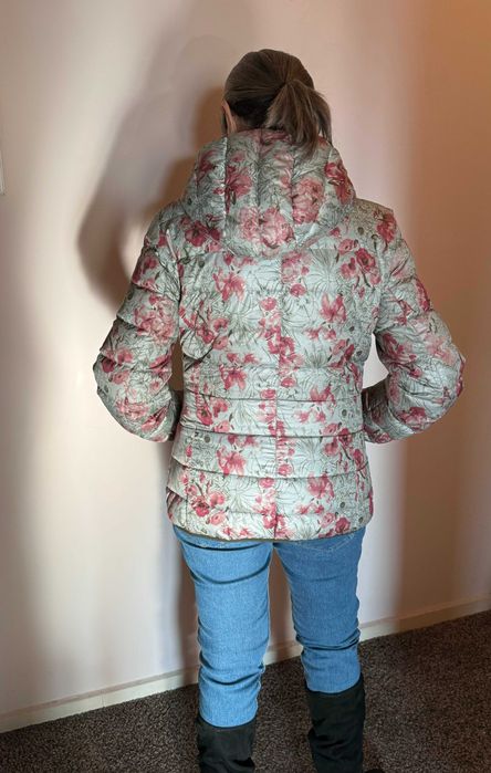 Дамско леко пухено яке на цветя
