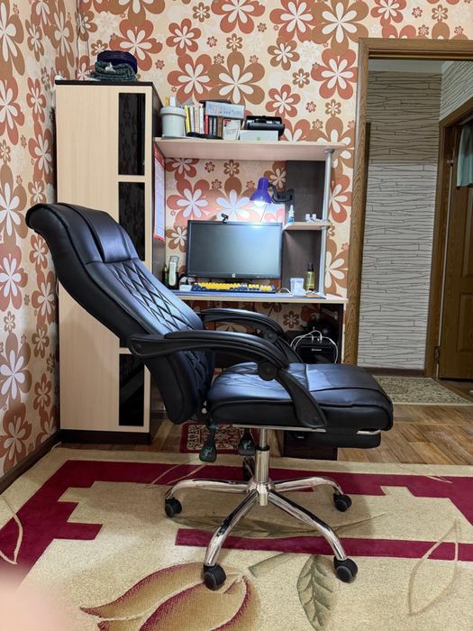 Продам кресло черный