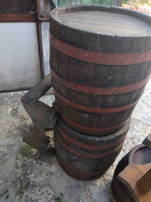 Продавам отлично запазени дървени бурета със стойки (5 броя, различни размери)