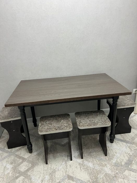 Кухонный стол со стульями