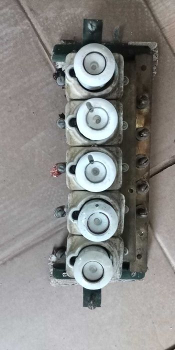 ел табло работещо с 5 предпазителя със стойка и шина за зануляване