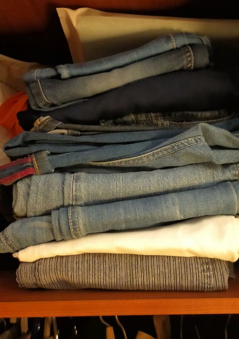 Разные женские джинсы.