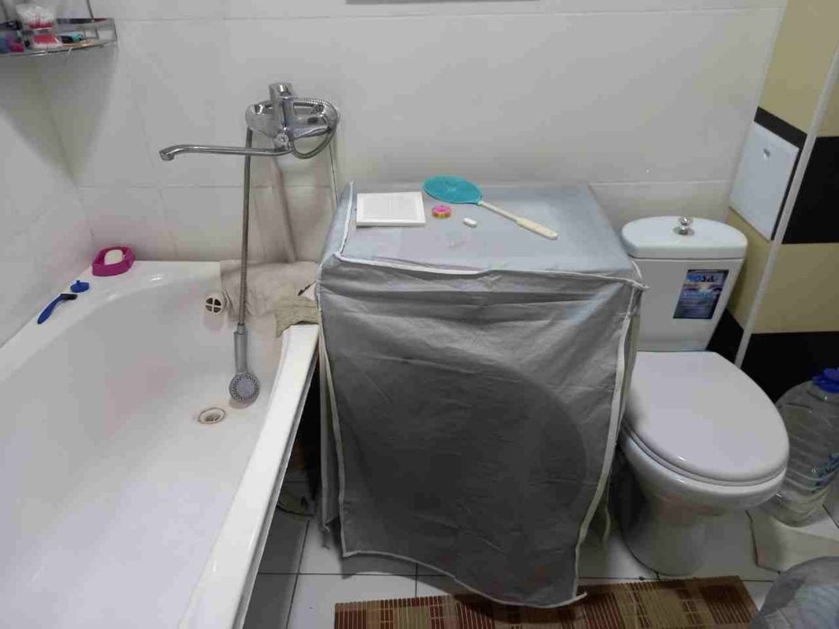 1 комнатная в 10 микрорайоне с мебелью и техникой (ковры есть)