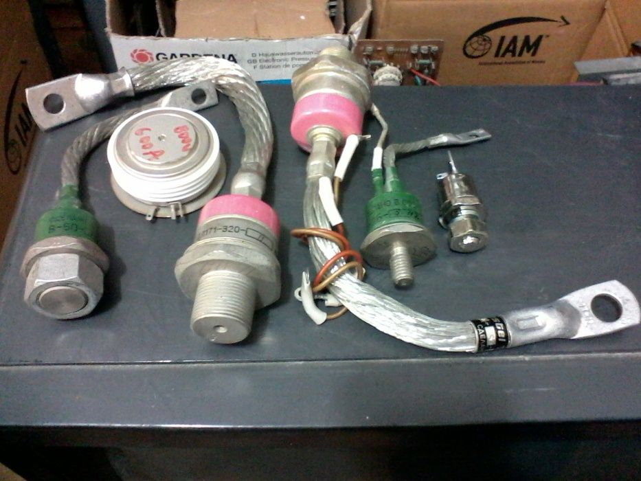 Продават се мощни диоди, тиристори и триаци (симистори).