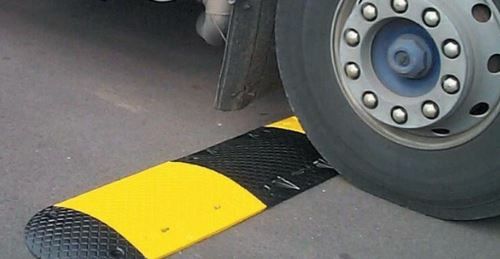 Это бордюр лежачий полицейский