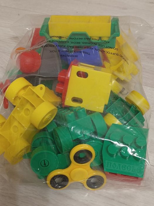 Набор игрушек на фото