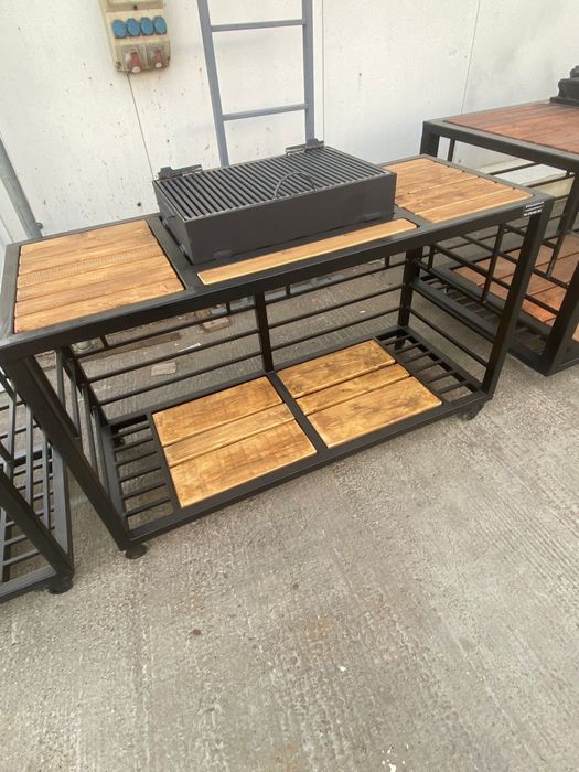 Gratar metalic cu spatiu de depozitare